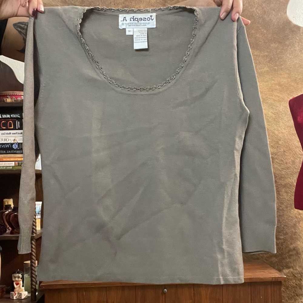 Vintage 90s/ 00s grey/ tan color top with flower collar